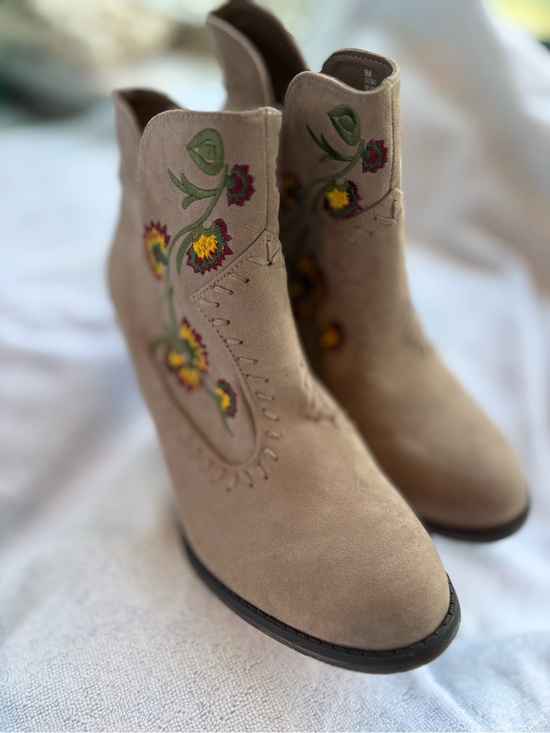 Shoes - Embroidered Suede Ankle Boots - Taupe Zipper Size 9 low heel